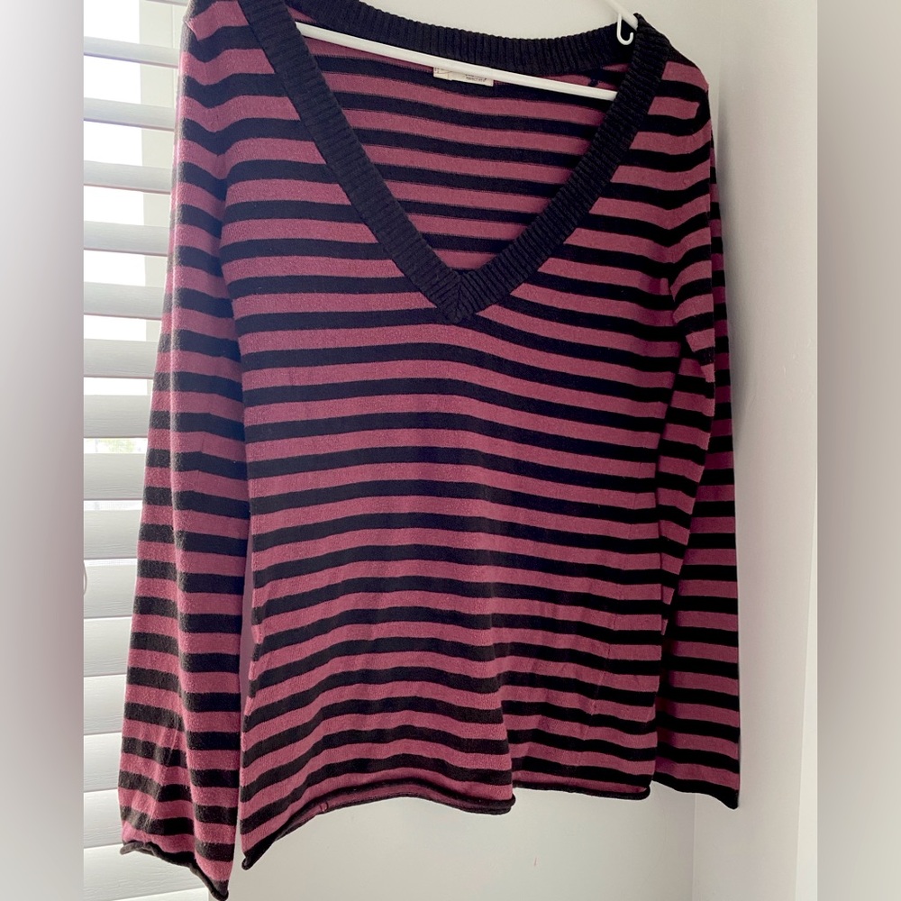 Old navy long sleeve striped sweater with low v neck pink and brown and M size
